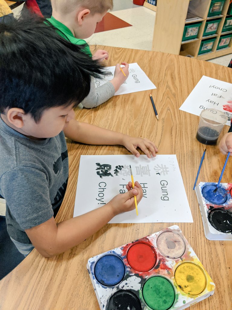 MrsRoberts_511's tweet photo. I LOVED this lesson on comparing other cultures to our own. We explored how the Chinese culture is different from our own.  Including how they write, how they eat and what they call a lantern. #BeDoHaveGive #HastyPreK @Hasty_Huskies https://t.co/5qEkENzMRR