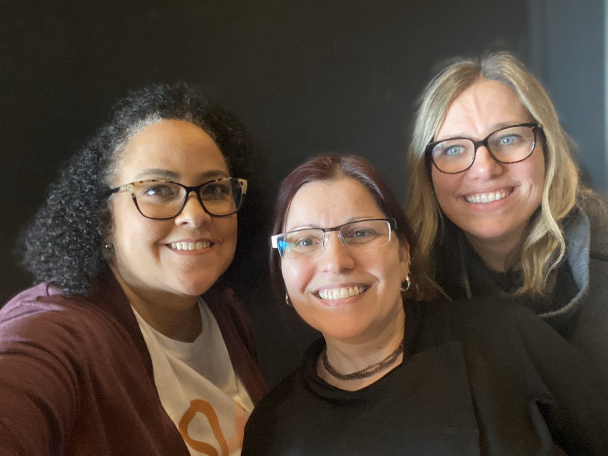 MrsGeekChic's tweet photo. Had a blast hosting and presenting on #greenscreen today for our #ADEinTO Transforming your Classroom with iPad conference. So refreshing to get to hang out with so many amazing people! Thanks to everyone who joined us 🤗 #EveryoneCanCreate #OntEd @AppleEDU https://t.co/7wIzGzurUD