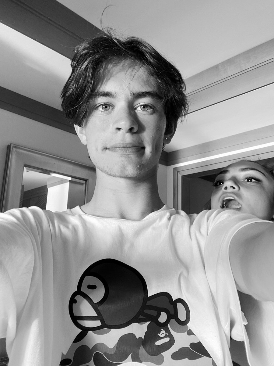 charlidamelio's tweet photo. just found these from when some random people stole my phone 🔥🥠🍯🥧🧁🍱🍝🍜⬇️🤭🍩🤡🤡🥗 https://t.co/XwcDlLA9xQ