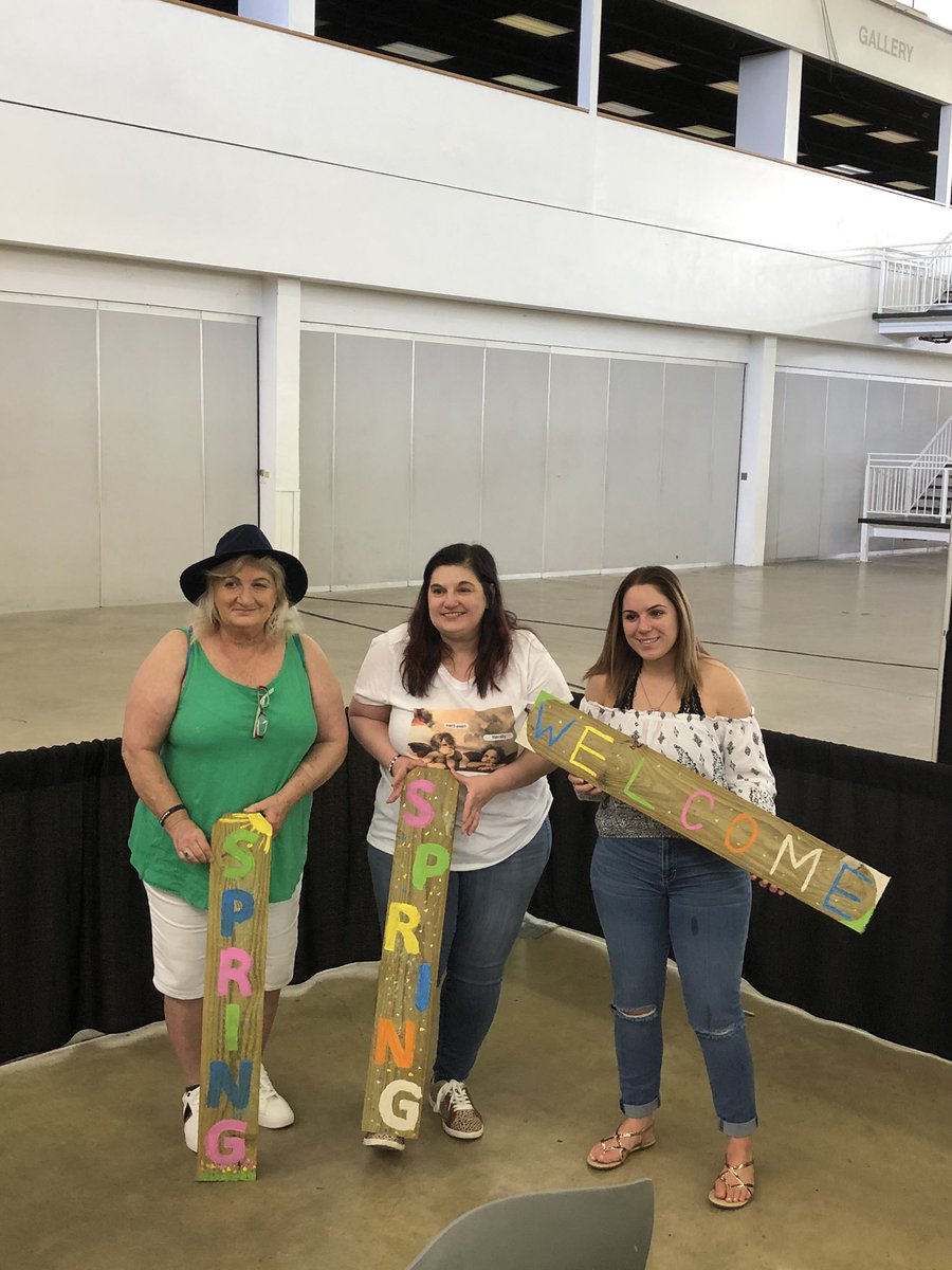 AdeinaAnderson's tweet photo. We had a lot of fun today creating these home decor projects. Come on out tomorrow (Sunday) for more crafty fun at the Texas Home and Garden Show. #texashomeandgarden #dallasmarkethall #Dallas #DallasTX https://t.co/kAZ35S39Hn