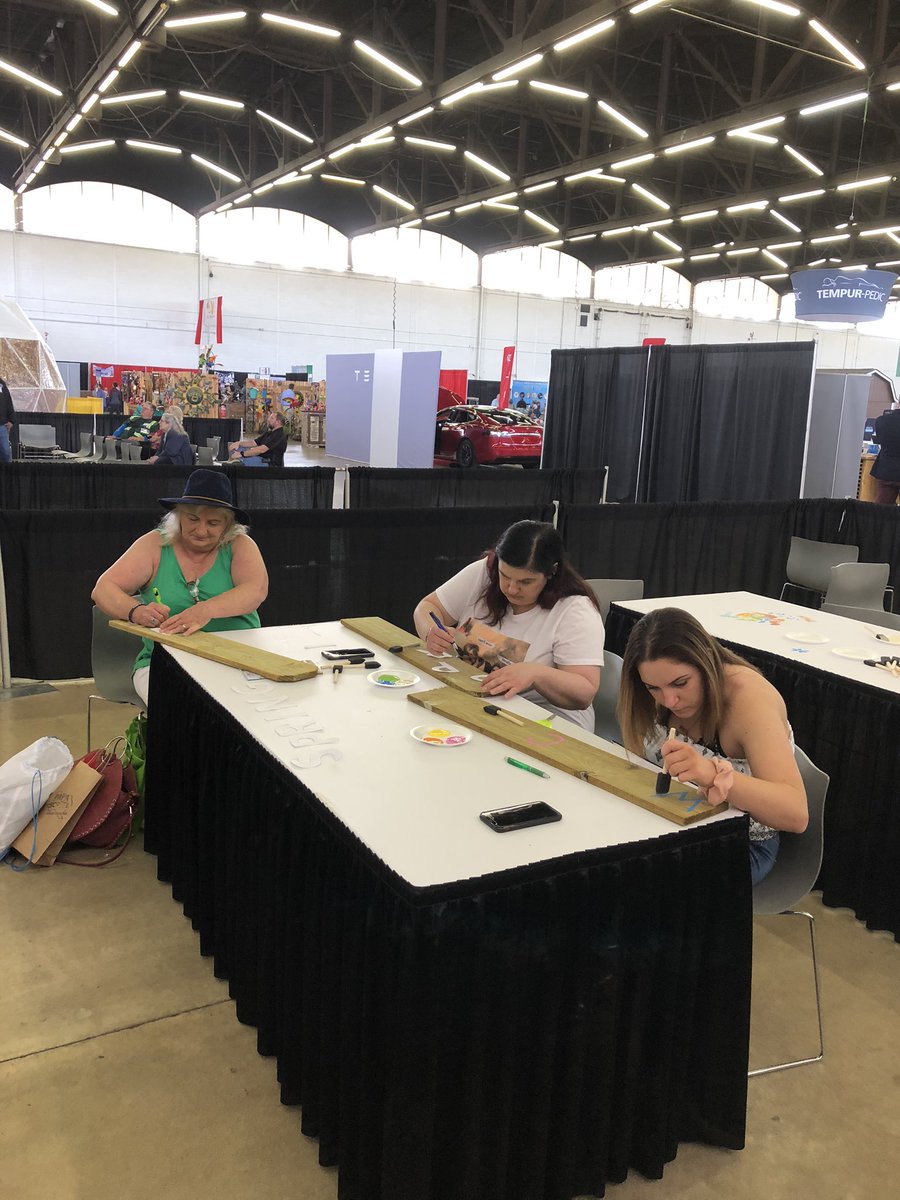 AdeinaAnderson's tweet photo. We had a lot of fun today creating these home decor projects. Come on out tomorrow (Sunday) for more crafty fun at the Texas Home and Garden Show. #texashomeandgarden #dallasmarkethall #Dallas #DallasTX https://t.co/kAZ35S39Hn
