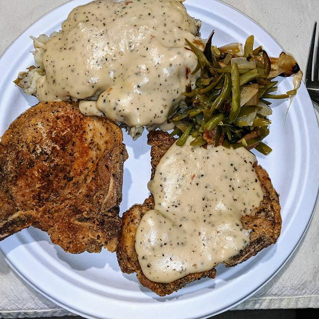 BlackManCookn's tweet photo. #Saturday #Night #Dinner whipped up something quick.  Fried pork loin chops, mashed potatoes, homemade gravy; sauteed french style green beans with carmelized onions. #BlackmanCooking #WhatsOnYourPlate #ItsAllGravy https://t.co/napYNWYMd3