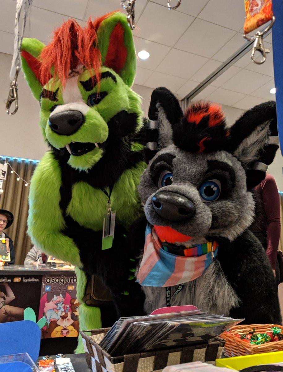 ALLOSAUREX's tweet photo. Special creatures at the table today!! ❤️❤️❤️ https://t.co/scYmZev9mf