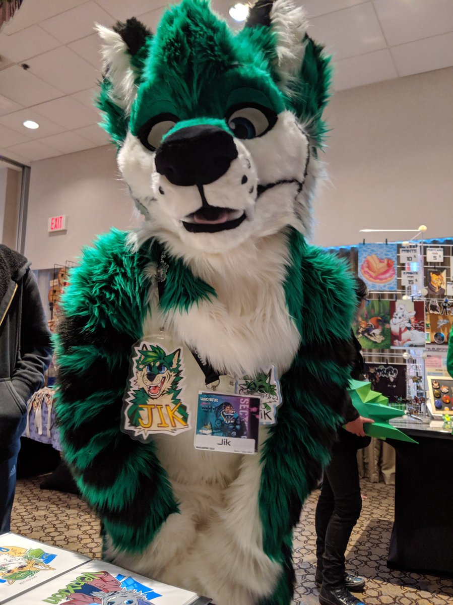 ALLOSAUREX's tweet photo. Special creatures at the table today!! ❤️❤️❤️ https://t.co/scYmZev9mf
