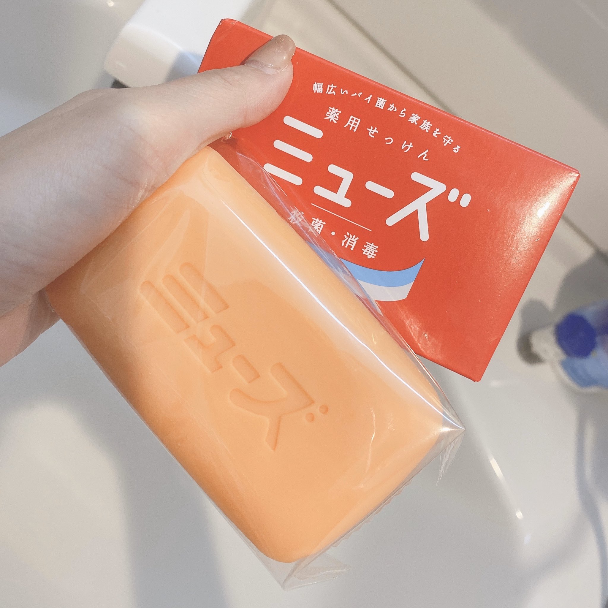 ポテチ 背中ニキビとニキビ跡にずっと悩んでて いろんなボディーソープとか化粧水とか試したけど全然ダメで もう春夏 来ちゃうって絶望してた時に皮膚科で働く友達に勧められたミューズ 凄すぎる ニキビできなくなるのはもちろん ニキビ跡もだいぶ