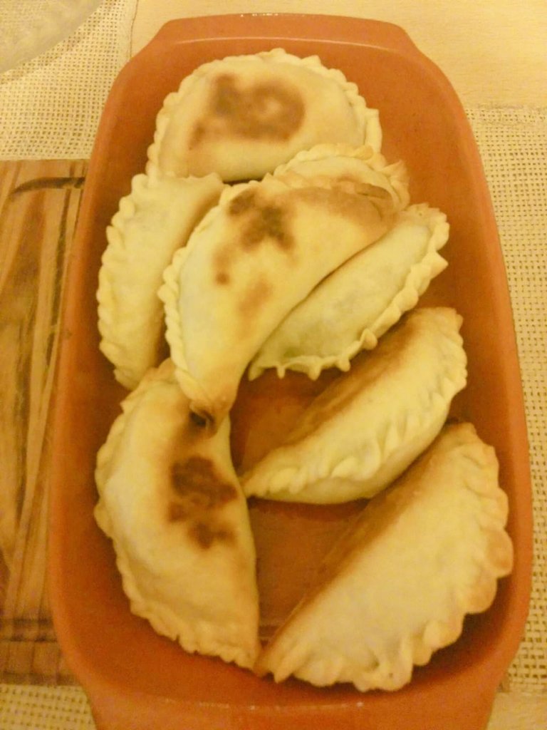 la_tia_Ka's tweet photo. Con 🥟🥟#empanadas 🇦🇷 de #CheFoodUIO @CheFoodUIO 
#Quito https://t.co/cJk5h4SnWq