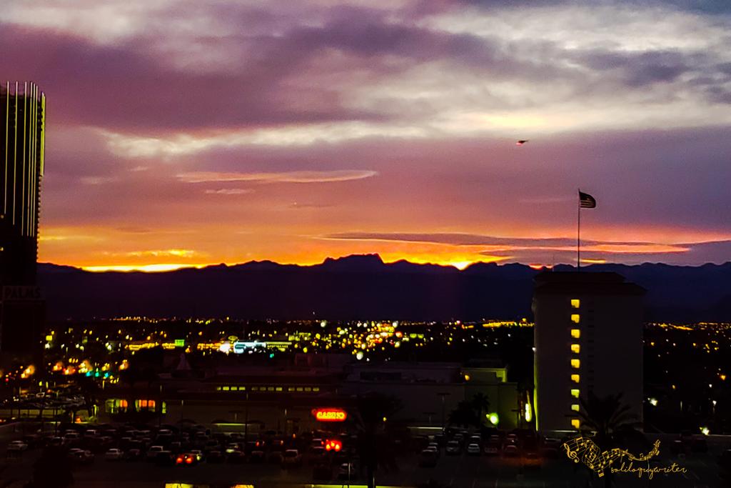 HeartXoErika's tweet image. Sunset tonight from our hotel room, and a few shots from today&apos;s adventures. #LasVegas #samsungnote9