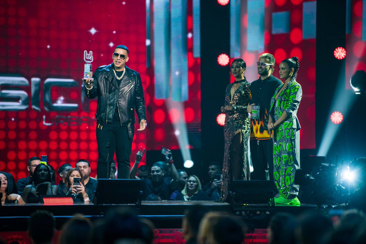 hoydia's tweet photo. ¡UNA NOCHE ESPECTACULAR! 😎✨ Llena de momentos increíbles como estos que nos pusieron a todos a bailar #PremiosTuMusicaUrbano 🔥💥🎶 #PTMU2020 #PTMUTelemundo https://t.co/PkYFhf3O4w