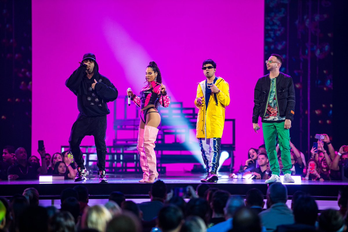 hoydia's tweet photo. ¡UNA NOCHE ESPECTACULAR! 😎✨ Llena de momentos increíbles como estos que nos pusieron a todos a bailar #PremiosTuMusicaUrbano 🔥💥🎶 #PTMU2020 #PTMUTelemundo https://t.co/PkYFhf3O4w