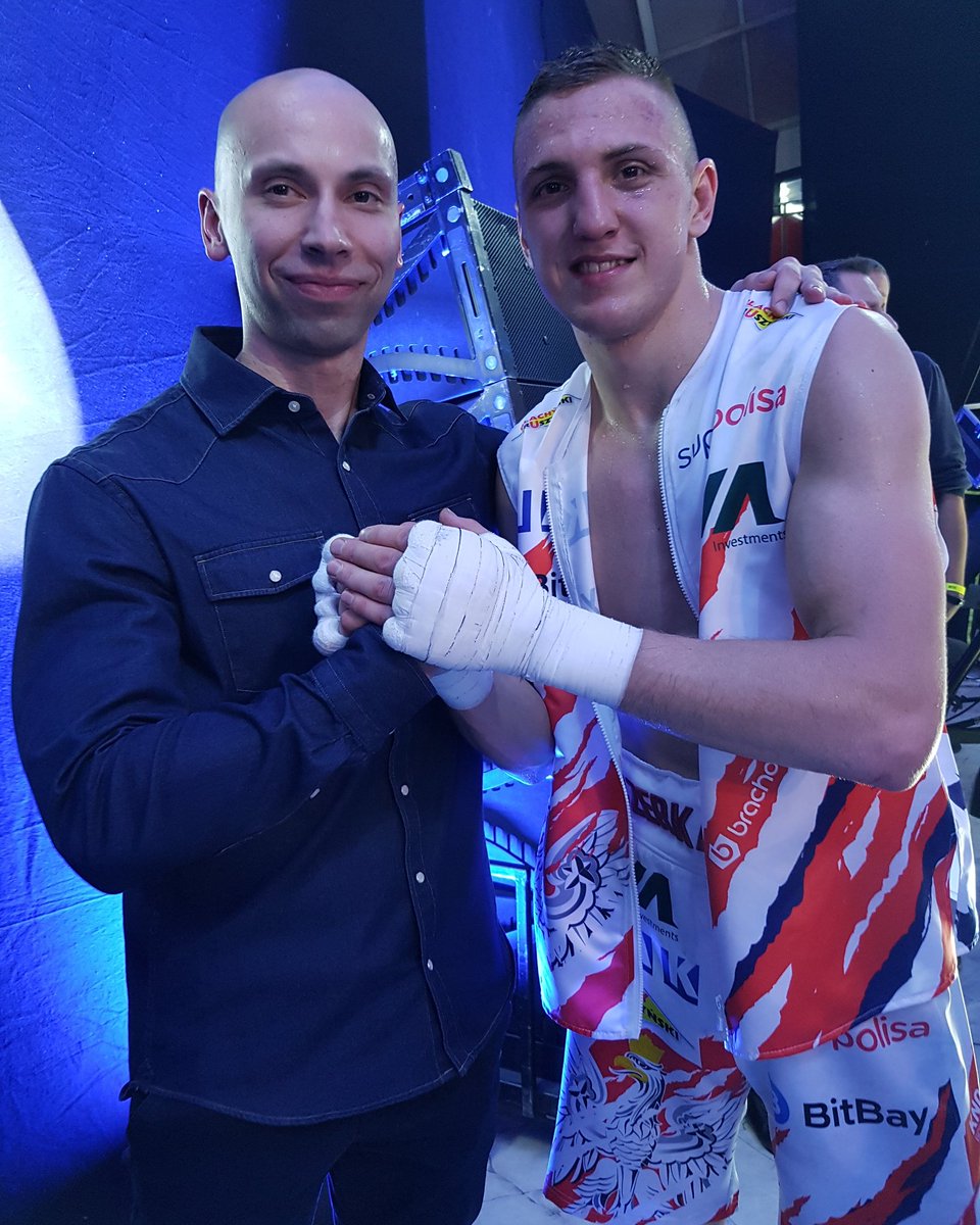 Szymanczyk_M's tweet photo. Z przyszłym mistrzem świata 👊 Pokora, skromność, autentyczność i wielki talent. Nie ma innej drogi, pewna inwestycja dla promotora @boxingfun #boks #knockoutboxingnight #knockout #fighter #łomża #champ #boxing #ko https://t.co/utQBUGi2TB