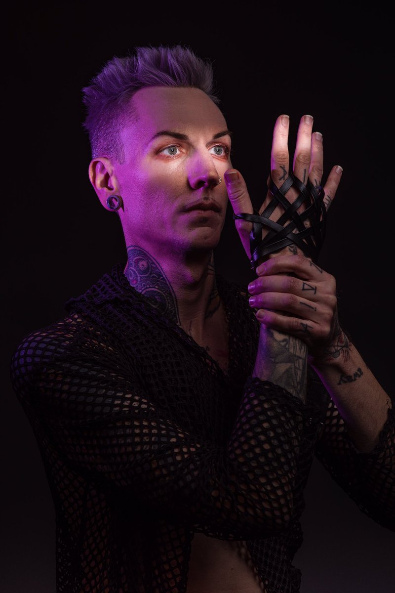 ericvain's tweet photo. A Synth of Treason
Shot by Jay Arch @jarchymah 
Makeup by Christa Yock @xayoxrox 
Album is available now on https://t.co/hh7PySeWpz and all streaming platforms 🎹 https://t.co/Me0jpWW6s5