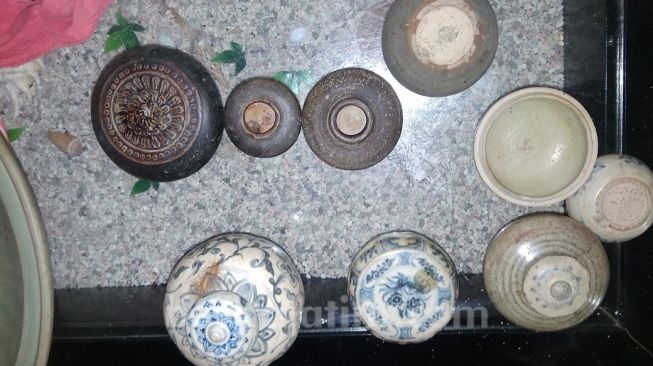 Alleged Ming/Tang ceramics, copper plate and earthenwares were found in Bojonegoro. https://jatim.suara.com/read/2020/01/04/194359/benda-yang-diduga-peninggalan-dinasti-ming-dan-tang-ditemukan-di-bojonegoro
