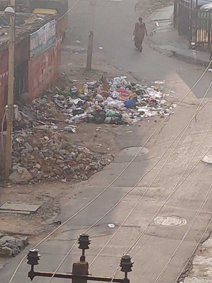 scmandanna's tweet photo. @BBMPCOMM @BBMP_MAYOR @BBMPSWMSplComm @BBMPSWMJtComm perennial black spot ward 88 (near Leela palace) amongst apartments and a government school. Kindly help with a plan to eradicate this. Local citizens willing to help. https://t.co/XxFXMmBcmP