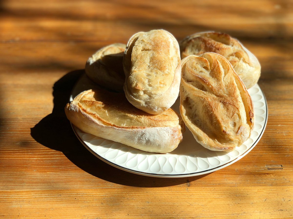 BreadLab's tweet photo. 브레드랩만의 비법으로 만드는 발효종은
바게트와는 또다른 쫄깃함이 자랑입니다.
저희 앙버터나 명란버터 등을 드셔본 분들중에 이 빵만 따로 살수있냐고 물어보시는 분들이 많았습니다. 그래서 소량이라도 판매를 하려고 합니다.
이름은 발효종바게트(소)로 해놓았습니다.
많이 사랑해주세요!❤️ https://t.co/vu7MoDapW5