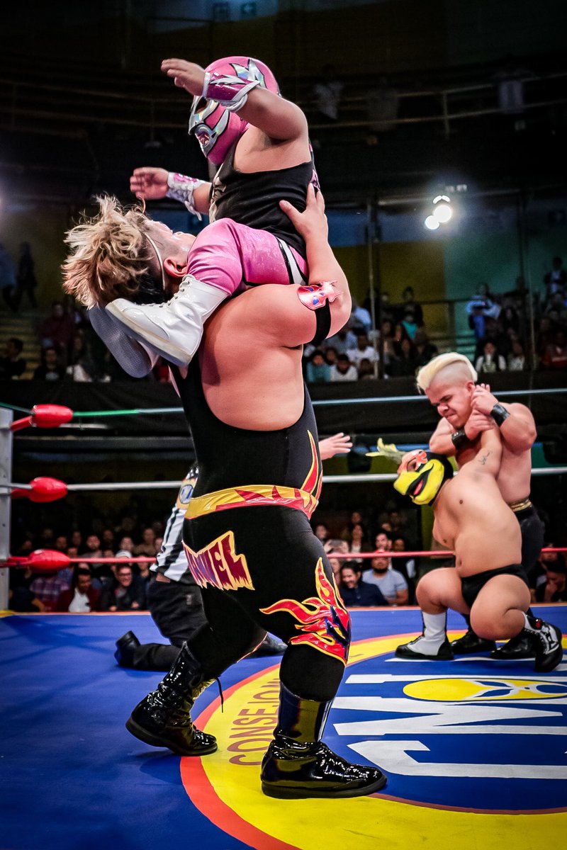 CMLL_OFICIAL's tweet photo. Al tiempo que Átomo derrota al Perico, Chamuel es derrotado con una rana de Microman! Triunfo para los científicos.
#LuchaRetroCMLL https://t.co/B3a9B5KA2R