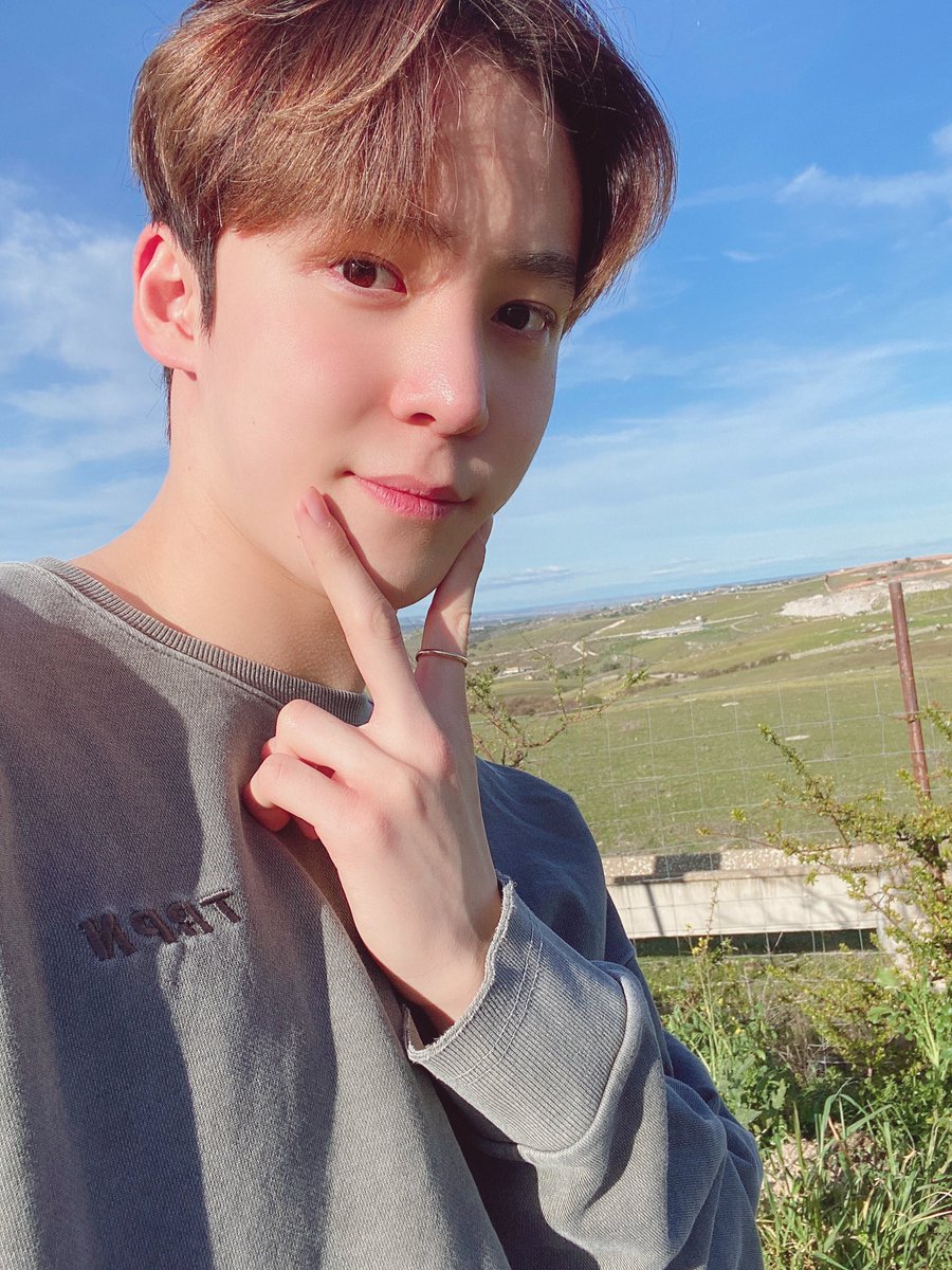 ATEEZofficial's tweet photo. [#윤호] 맑은 스페인 풍경에서 맑은 민낯셀카🍀🌹
#ATEEZ #에이티즈 https://t.co/MHyzjNRNkI