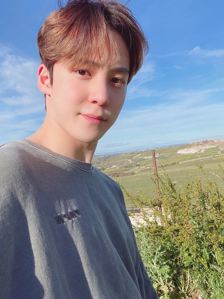 ATEEZofficial's tweet photo. [#윤호] 맑은 스페인 풍경에서 맑은 민낯셀카🍀🌹
#ATEEZ #에이티즈 https://t.co/MHyzjNRNkI