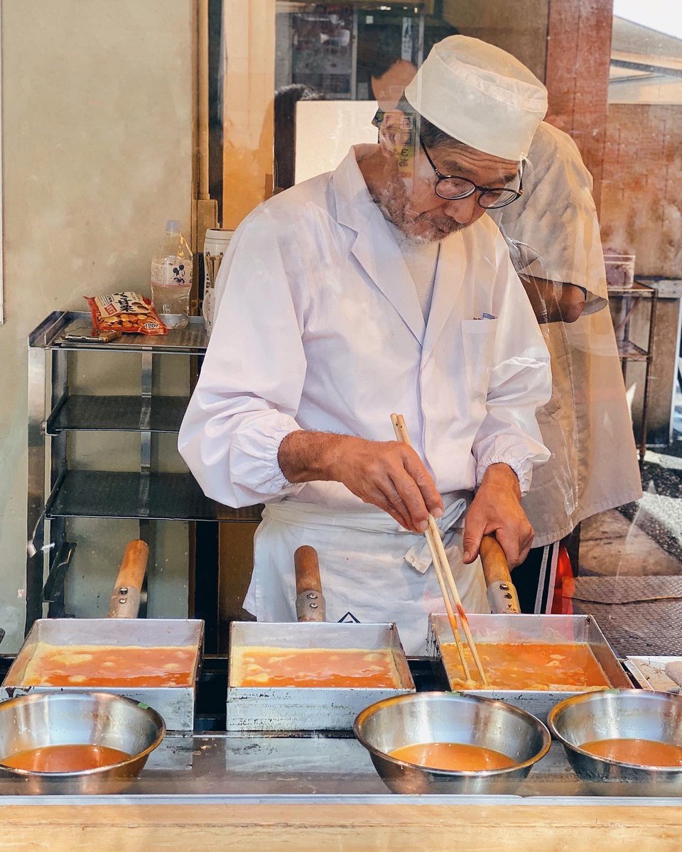 SheepaMiah's tweet photo. Missing #Japan! Watched the Tamagoyaki Master at work. It was so mesmerising seeing it take shape. Consistent queues but cost just ¥100 (approx. 72p) a piece! 👌🏼 https://t.co/yxDk05C0kE