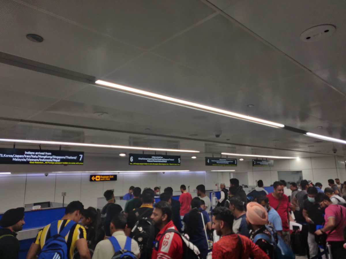 abhi923's tweet photo. Long queue n just 2 staff. 1 left saying " Mera shift over and dusrra aayega" 
N another official hasn't reached the counter yet. Ppl r getting agitated standing in Q from more than 1 hr. Pls help https://t.co/mDnS6rYxbU