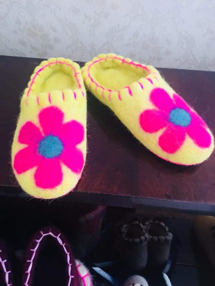 AndreiKrasnovi's tweet photo. Fashionable Home Slippers for Women for Lady Wool Soft Worm Flowers Multicolor Gift fot Her
https://t.co/ijxjrrZaPt
#Slipper #HomeSlippers #woolslippers #Etsy #etsyshop #Flowers #multicolor #handmade https://t.co/Zo7t0fe1ik