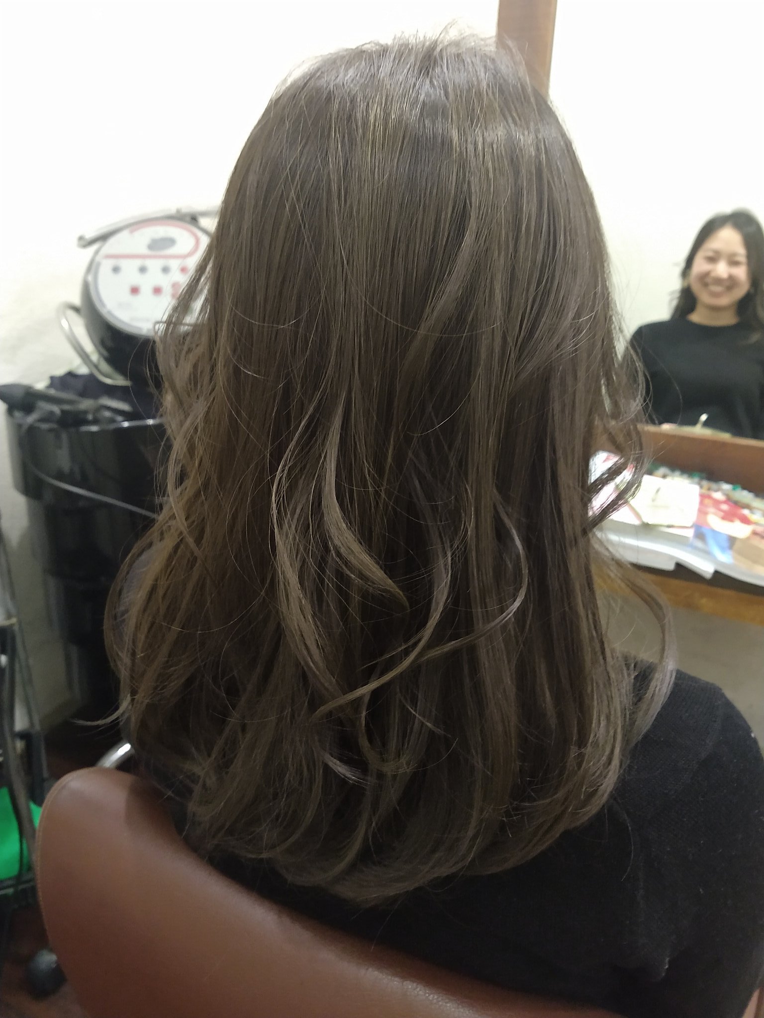 Twitter 上的 Ponhair この間友達を バレイヤージュ カーキグレージュに染めました 地毛からのグラデーション 色落ちもキレイでツヤ感透け感たっぷりです 高円寺 美容室 ポンヘアー アドミオカラー バレイヤージュ カーキグレージュ グラデーションカラー