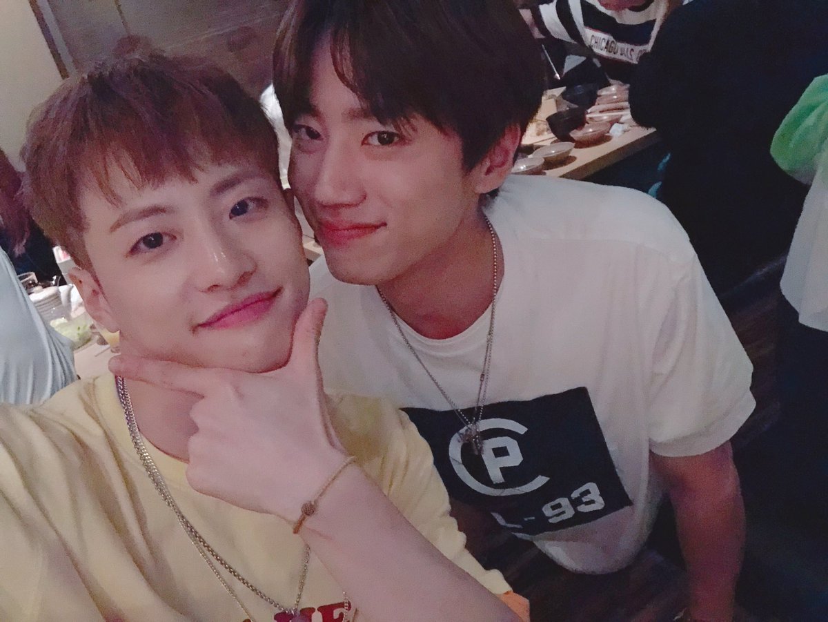 ssswong3's tweet photo. #필독 #이준영 #LeeJunYoung #Feeldog #Jun #Feeljun #unb
It is interesting that Feeldog and Jun either fight or cling. Of course I love to see their clinging more. Here is a thread of their clinging moments. https://t.co/2oEkX6fo5A