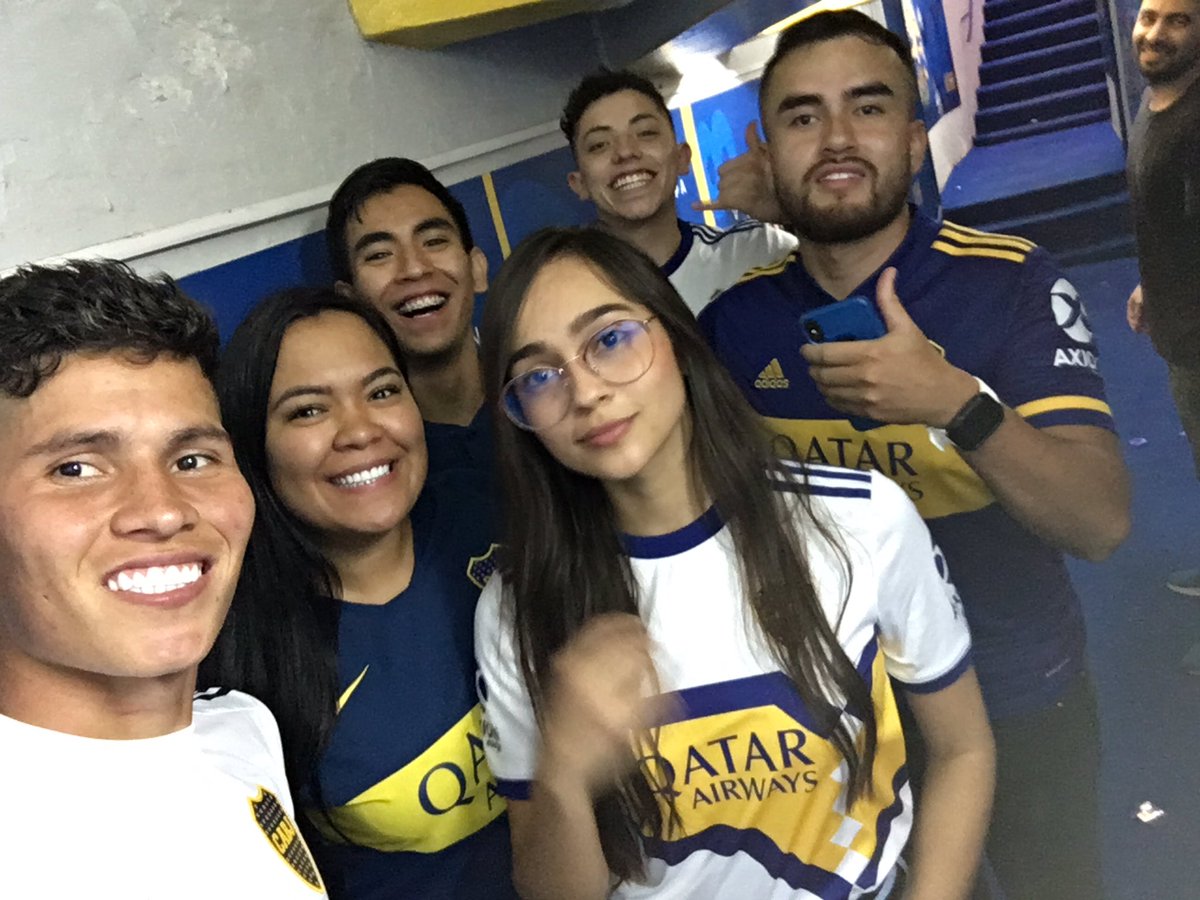 BocaJrsOficial's tweet photo. 🤳🏽 ¡Las selfies del campeón!

#BocaEstáFeliz 😃 https://t.co/DMp8REL3sR