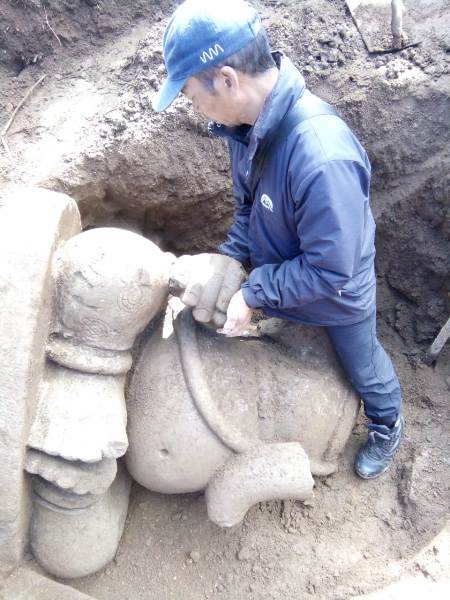 Discovered pieces of earthenware, ceramics and red bricks on the proximity of the newly found large statue of Ganesha in Dieng Plateau. http://suarabaru.id/2020/01/06/ada-artefak-candi-didekat-temuan-arca-ganesha-terbesar-di-dieng/