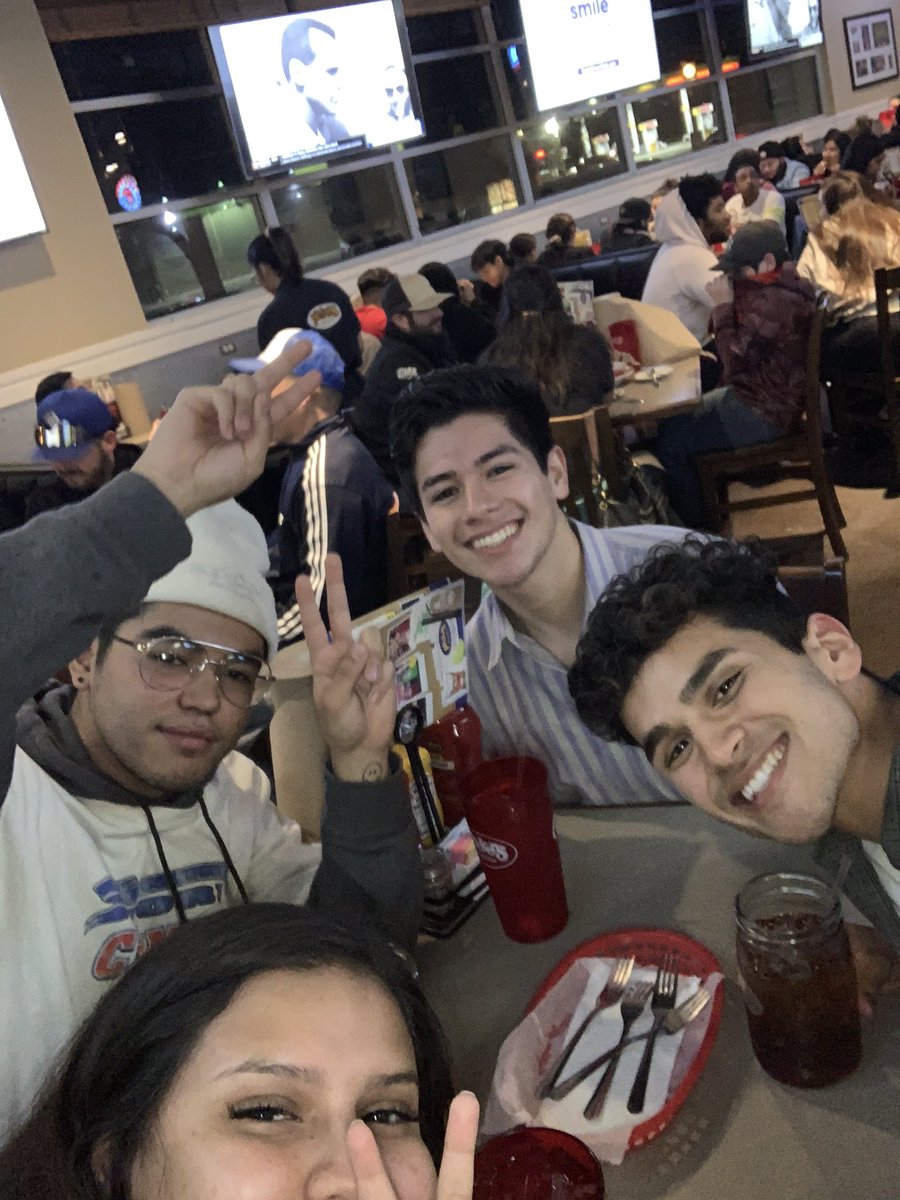 salyssa18's tweet photo. the trouble it was to take this picture #pluckers #putusonthescreen https://t.co/NV9RcBnhcJ