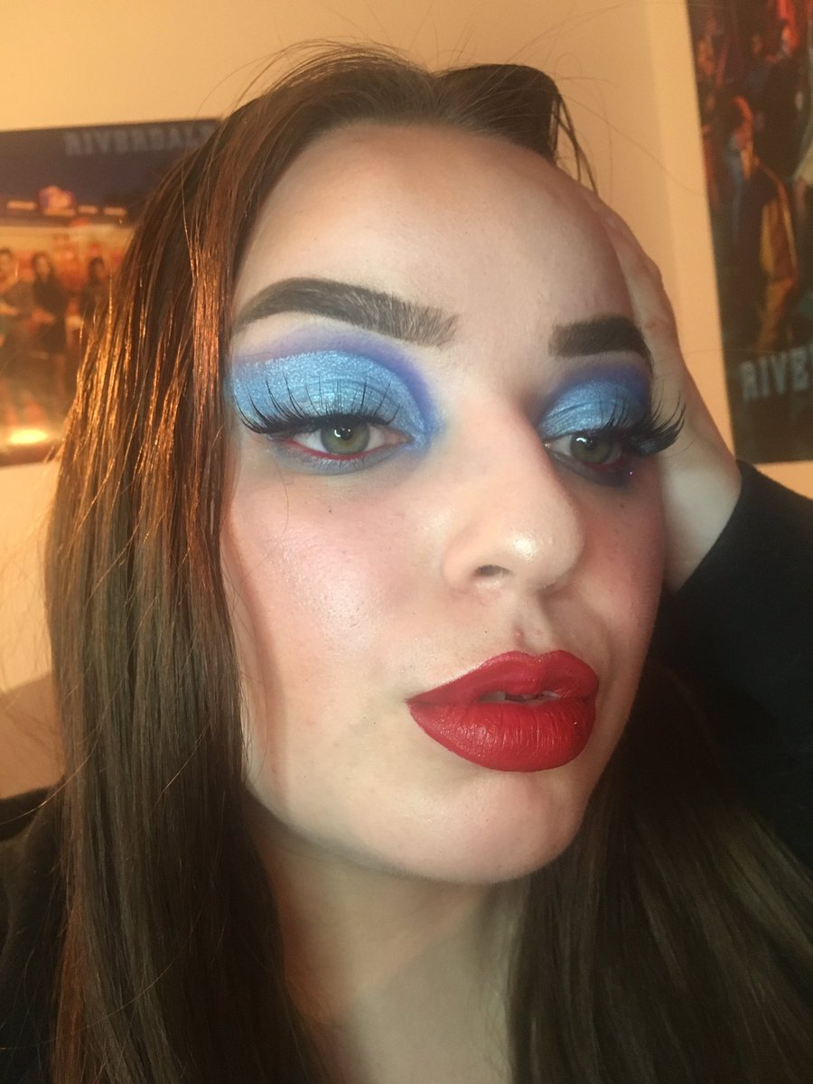KianaStylesMua's tweet photo. Cinderella before midnight: One palette look 
Eyeshadow: @jamescharles palette 
Lashes : kaked up @Bella_NdCo @AshBTheDon 
Lips : super stay liquid lipstick @Maybelline 
Brows : tattoo potty @Maybelline 
Highlighter&amp;
Contour &amp; blush: @jamescharles 
Inspired by @TaraBrownBeauty https://t.co/Jok3tY0eir