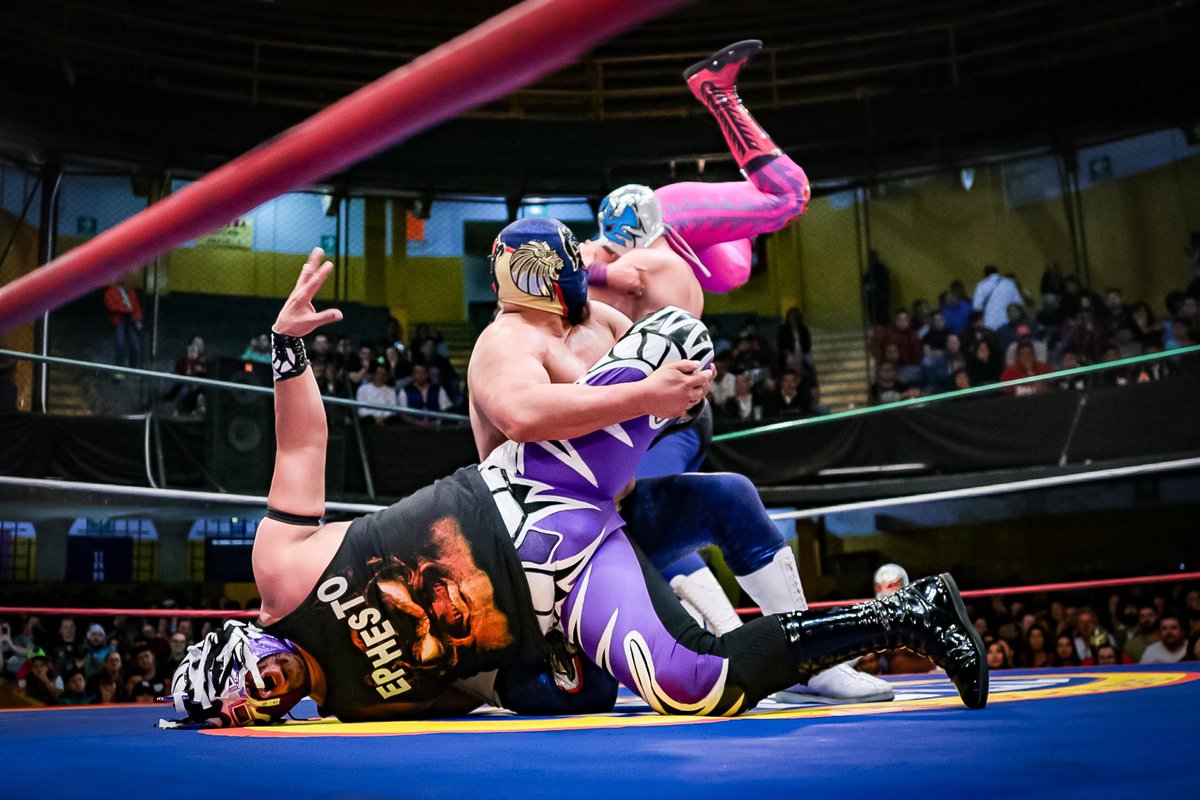 CMLL_OFICIAL's tweet photo. La Atlántida sobre El Hijo del Villano III! Al mismo tiempo, El Valiente supera a Ephesto y el duelo llega a su fin con triunfo técnico.
#LuchaRetroCMLL https://t.co/GpcrrmwCCH