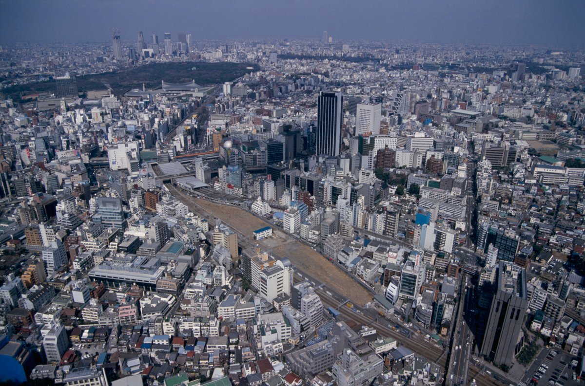 東京都庁広報広聴課 27年前の 今月の東京 1993年 平成5年 3月9日 渋谷周辺の空撮写真です 写真中央に広がる大きな空地は 以前ここにあった貨物線の駅の跡地です 現在は 埼京線の渋谷駅となっているほか オフィスビル ホテルなどが建ち並んでい