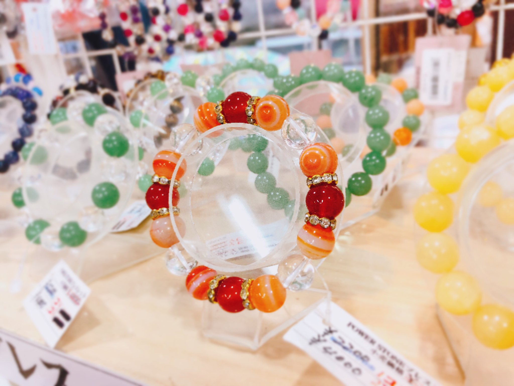 琉球村 むかし沖縄にタイムスリップ 琉球村で体験 天然石のブレスレット 天然石で作るブレスレット作りが琉球村入園不要ゾーンで楽しめます 天然石 手作りアクセサリー ハンドメイド クラフト ブレスレット Bandmade Diy 風水 沖縄 沖縄