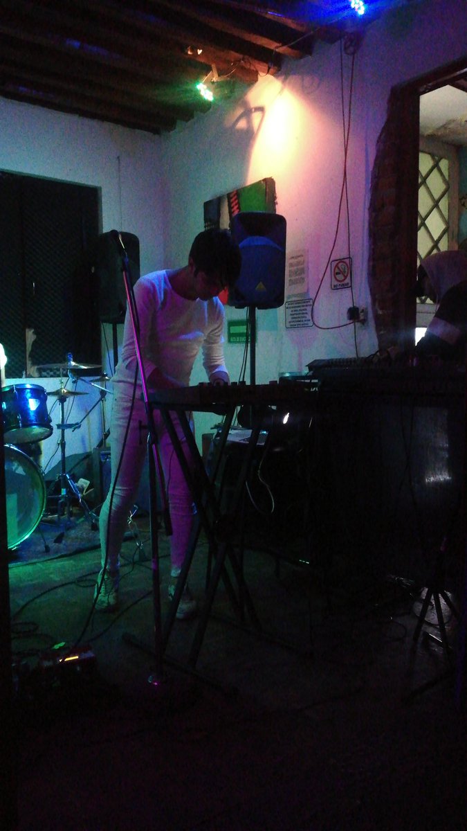 lynnchOficial's tweet photo. @Azainmusic apuntó de tocar en el @CapitanGalloMx. Caiganle, aun llegan. https://t.co/tltPFx8yPx