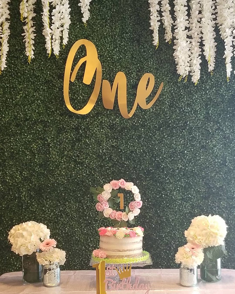 MissSharmilaMA's tweet photo. Garden Theme Cake for sweet Leila💐🥳 #buttercream #flowers #handpiped  #vanilla #handmade #wreath #birthday #cake #cakeart #cakeartist #edibleart #customcakes #toronto #the6ix #torontobakes #torontolife #torontocakes #torontoeats #torontofood #lovewhatido #mylittlecrumbsbakeshop https://t.co/dUTgjA6We4