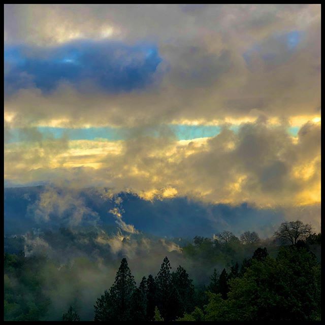 davidtruog's tweet photo. Mountain mists at sundown https://t.co/EacXYtxAEI
