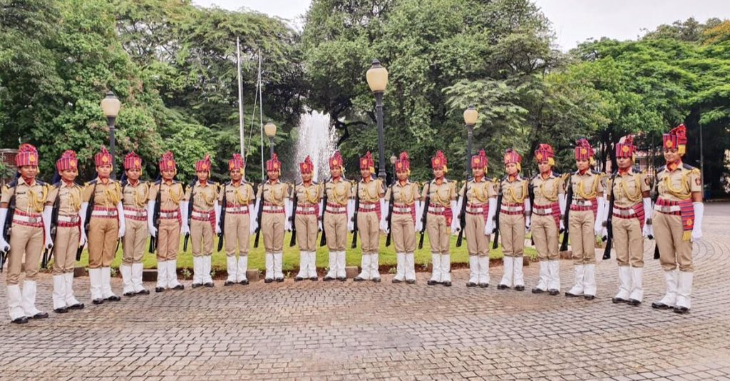 PuneCityTraffic's tweet photo. There is no better sight of women empowerment than a woman in uniform👮‍♀👮‍♀️👮‍♀️👮‍♀️

#WomensDay2020 #HappyWomensDay https://t.co/4YYQ6ESf2d