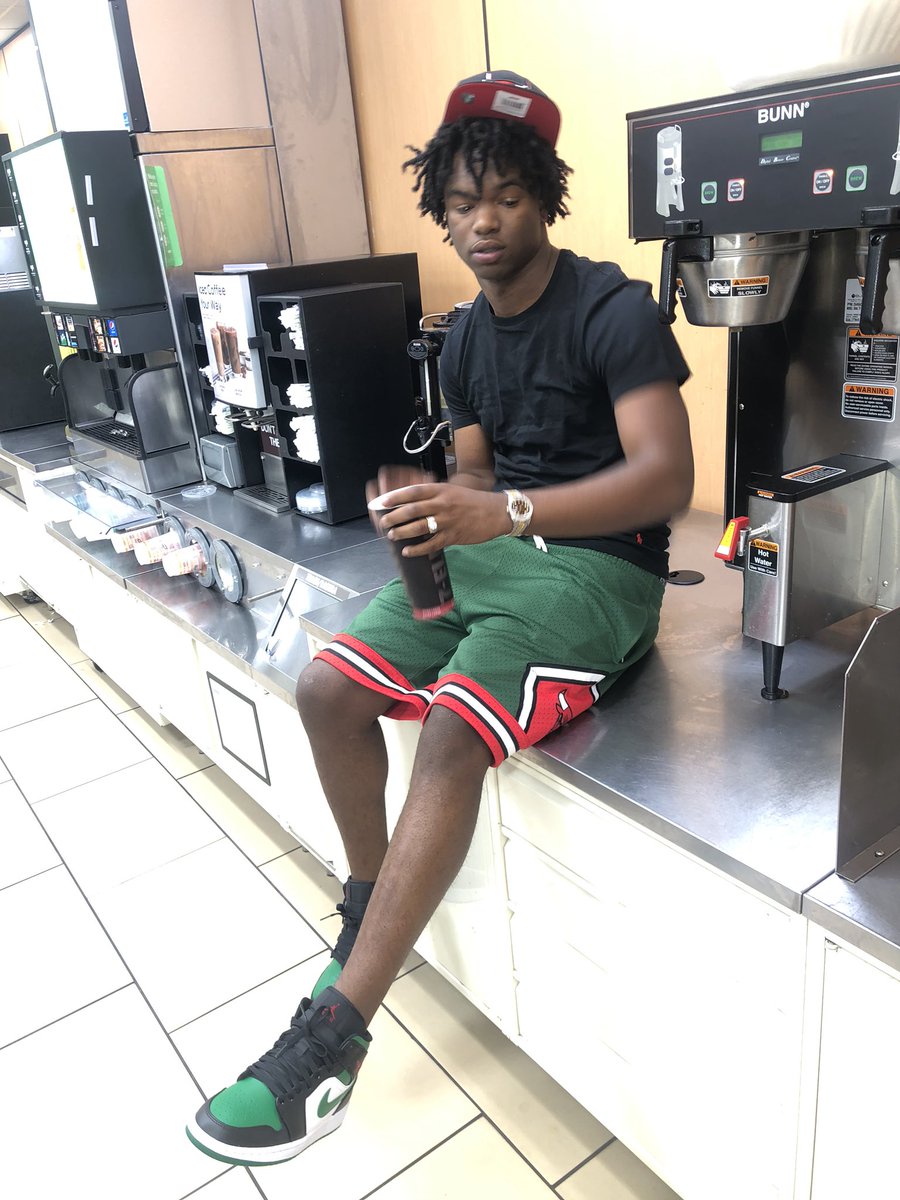 raw__legend's tweet photo. Bitch ways he gone have to get saved 🦅 #freesmooth https://t.co/HoAEOFUu01