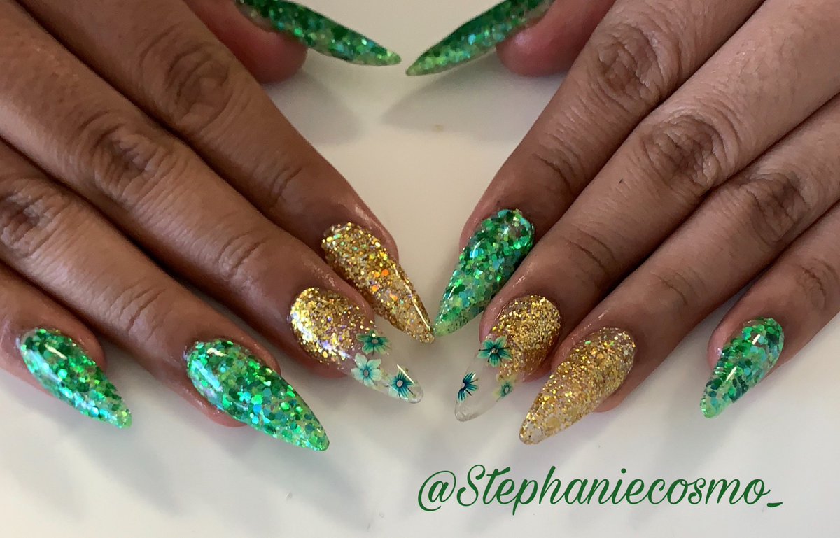 purpgrams's tweet photo. #StPatricksDaynails #greennails #goldnails #baddie https://t.co/izrTgAb336