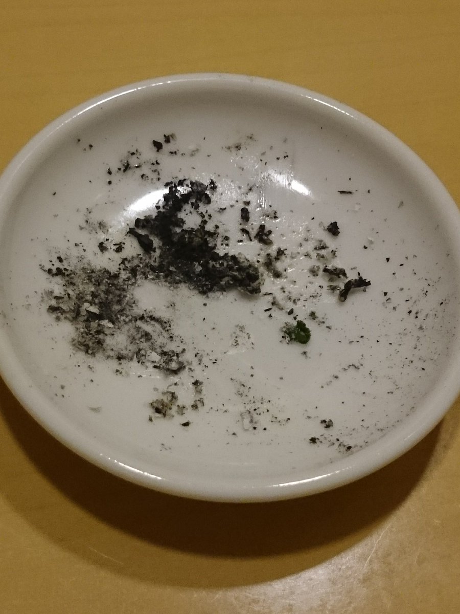 kadoya2020's tweet image. 商売12年やってきて初めて小皿を煙草の灰皿に使われた。酔っ払って「灰皿と間違えた」は通用しないからな。
酔って皿と灰皿の違いも解らなくなるような奴は酒場に来るんじゃねえよ。