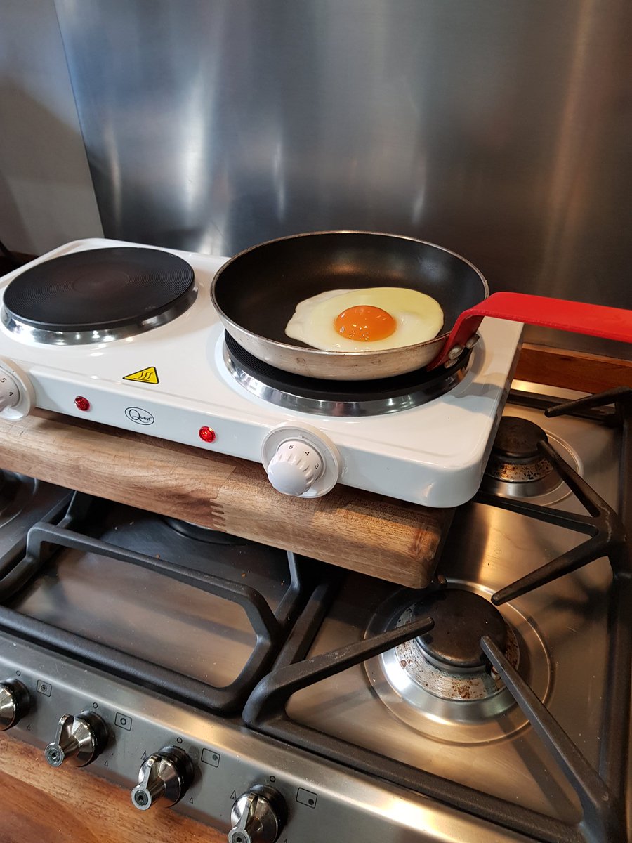 SamHurst77's tweet image. Cooking "on" gas (sort of), thanks to a handy emergency electric cooker courtesy of @SGNgas #breakfastsaved