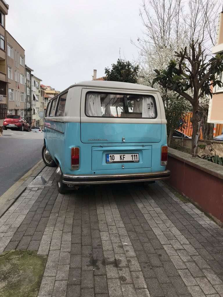 cerenmonia's tweet photo. Merhaba, Üsküdar İcadiye mah. Makastar sok.’ta bu iki araç kaldırıma parketmiş. Ben yaya  olarak kucağımda bebekle yolun ortasından yüruyorum. Hergün bu şekilde onlarca araba kaldırımda. Mahallece yıldık. İlgilenmenizi rica ediyorum.@ibbBeyazmasa @uskudarbld https://t.co/UblcyJyCJI