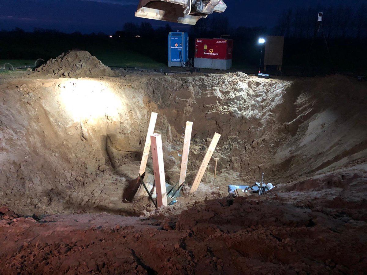 landmacht's tweet photo. De EOD ruimt vandaag de #V1 die is gevonden naast de A1 tussen #Deventer en Wilp. De #EOD verwijdert de ontstekingsmechanismen en deelt vervolgens de springstof van 935 kilo in kleinere stukken op. De springstof wordt afgevoerd en op een later tijdstip vernietigd. #natops https://t.co/mh2qGRX8sn