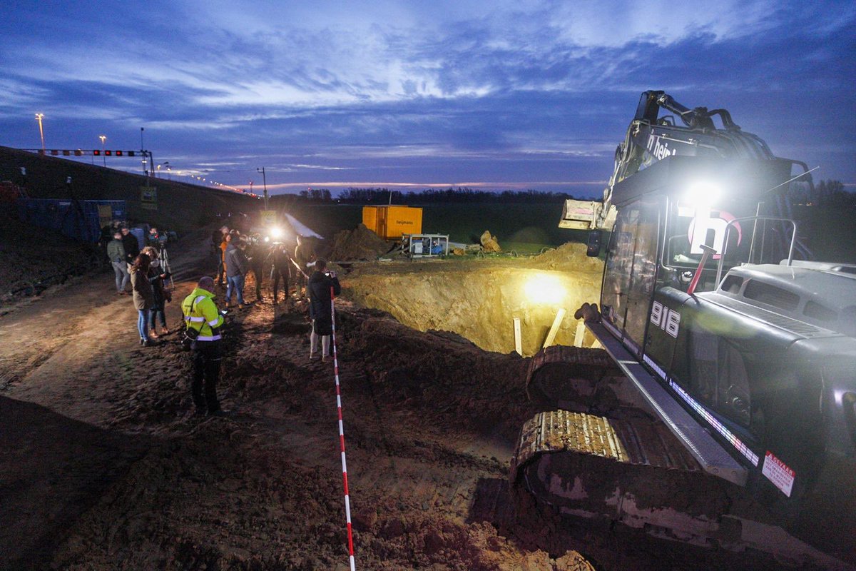 landmacht's tweet photo. De EOD ruimt vandaag de #V1 die is gevonden naast de A1 tussen #Deventer en Wilp. De #EOD verwijdert de ontstekingsmechanismen en deelt vervolgens de springstof van 935 kilo in kleinere stukken op. De springstof wordt afgevoerd en op een later tijdstip vernietigd. #natops https://t.co/mh2qGRX8sn