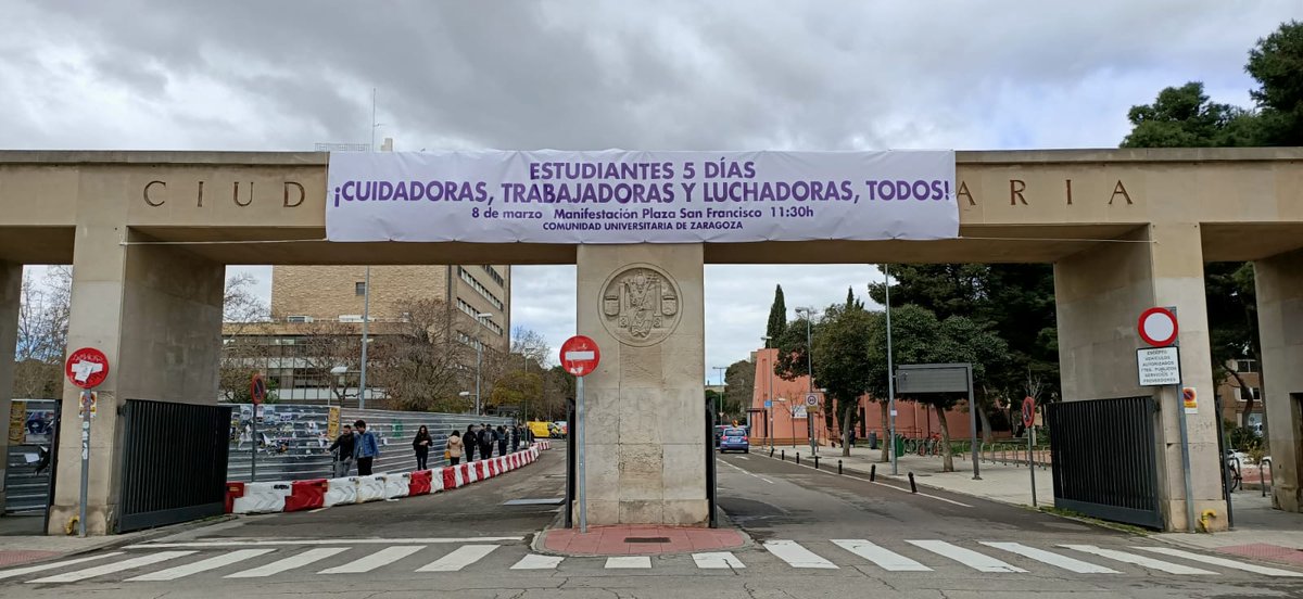 Está mañana, manifestación estudiantil✊🏽 desde Plaza San Francisco de #Zaragoza
Por una educación feminista que incluya lo afectivo sexual, 💜 que respete el planeta y valore y distribuya los trabajos de cuidados. Una educación que enseñe a amar la vida y no a destruirla💪🏾Vamos!!