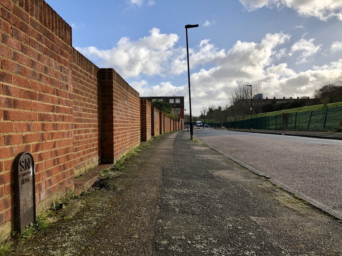 HistoryOfStokey's tweet photo. Yes! Just discovered an old Stoke Newington Parish boundary marker from 1896 in Eade Road, N4, facing the New River. Eade Road and Hermitage Road were the northern boundary of the old parish and later Metropolitan Borough of Stoke Newington (1900-65). Very happy! https://t.co/NrnkczoqPr