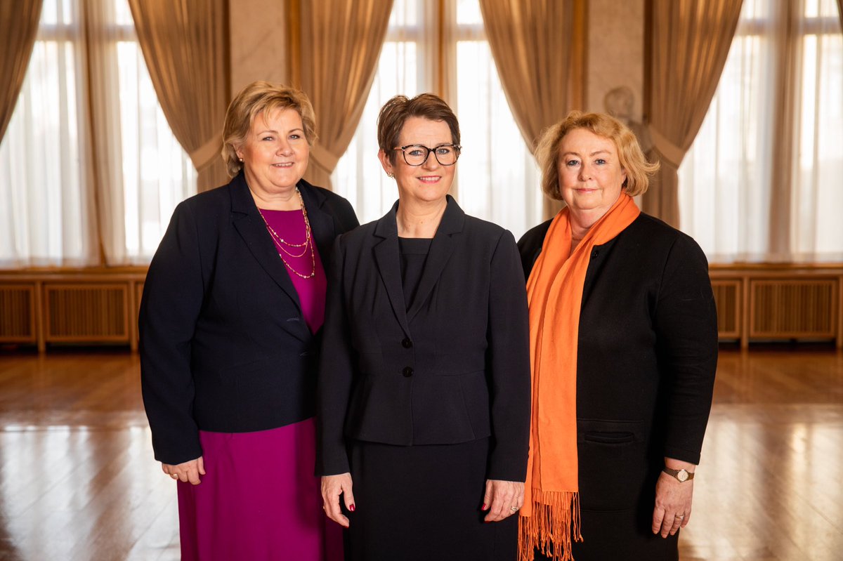 Den lovgivende, utøvende og dømmende makt - representert ved Stortingspresident <a href="/tonewtroen/">Tone W. Trøen</a> , statsminister <a href="/erna_solberg/">Erna Solberg</a> og justitiarius i Høyesterett Toril M. Øie - fotografert sammen på Stortinget i anledning Den internasjonale kvinnedagen. 
Foto: Stortinget/Peter Mydske