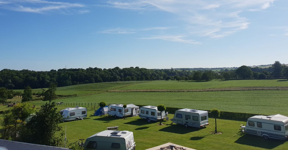 Bij #kampeerboerderij Hof van Libeek reserveren op de #camping betekend logeren bij een echte boerderij met paarden, hond, katten, fruitbomen, moestuin en kruiden en ontspannen! 
hofvanlibeek.nl

Foto: ALLMEDIALAB