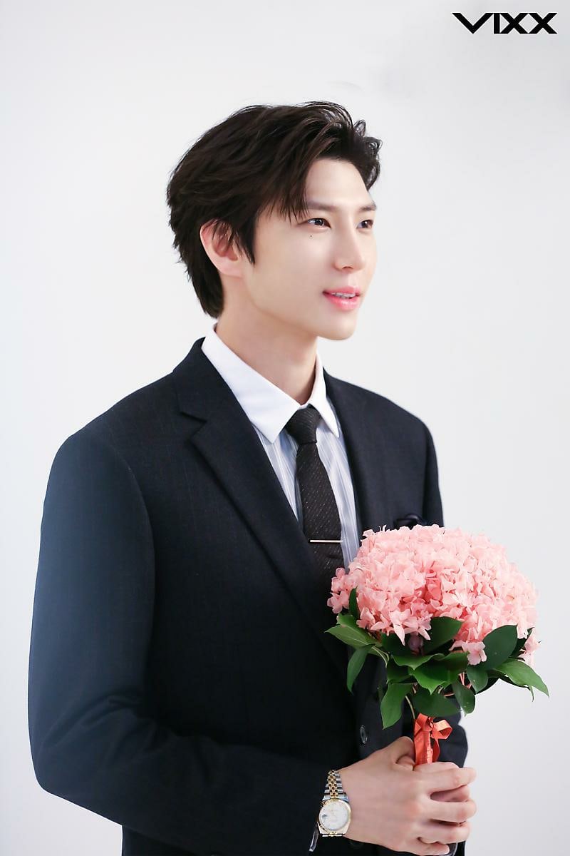 luv_lu_bebe's tweet photo. Лео готов поздравлять прекрасных муз с 8 марта 🌷🌷🌷
Как всегда, идеальный мужчина и идеальный подарок! 😍
#VIXX #Leo https://t.co/cdJMEccnCg