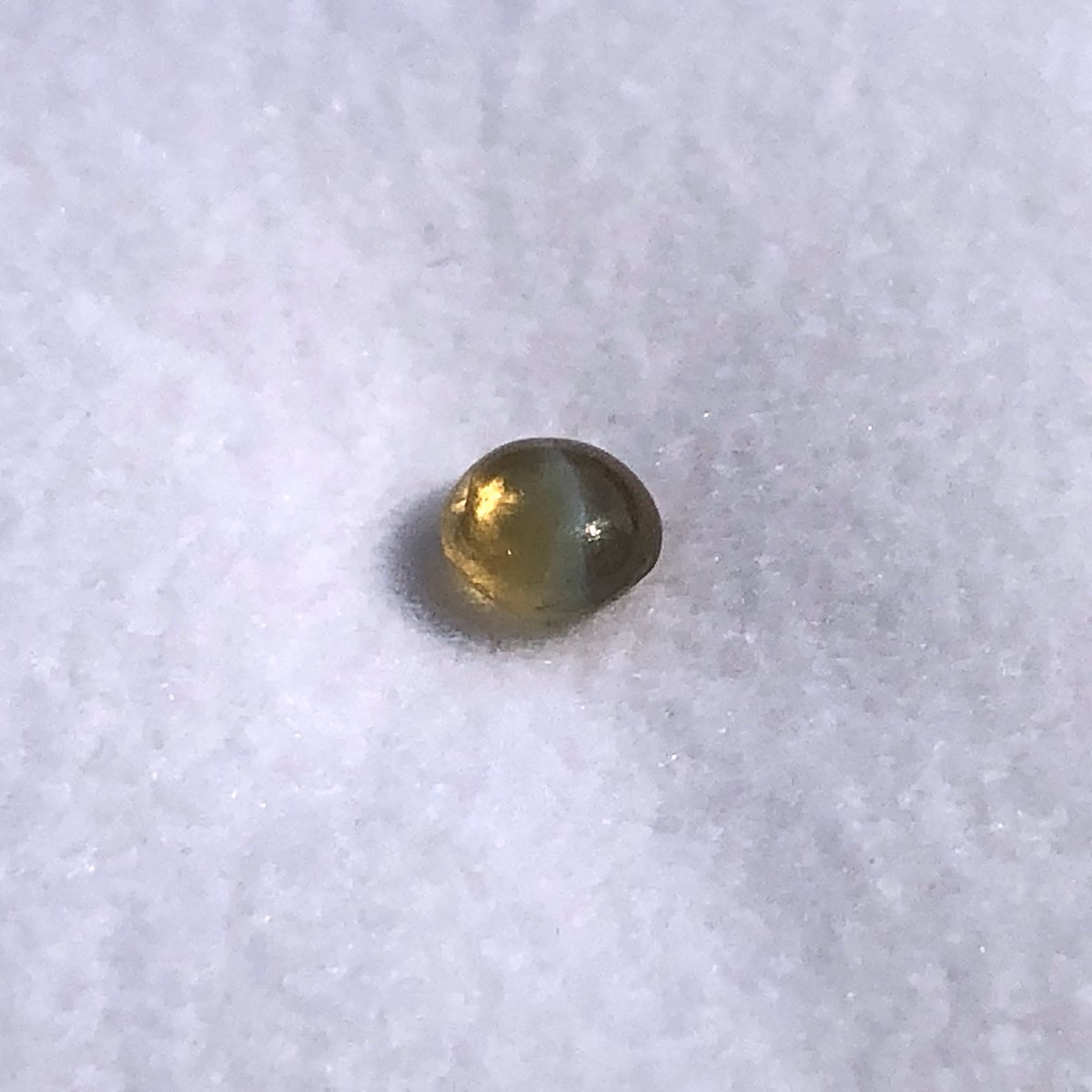 ゐずも クリソベリルキャッツアイ アニメでは３話で出てきた宝石です 実物を見るまで罅のようなものがあってそこに光が反射してるのかなって思ってたけど光の筋は見る角度によって動くのでなんとも不思議です 綺麗なハニーアンドミルクを選びました